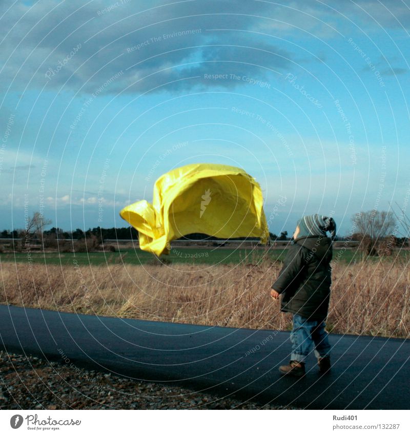 puste tuch Kind flattern Wind Luft gelb kalt klein blasen Sog Spielen Freude Tuch fliegen wehen gold bewundern staunen