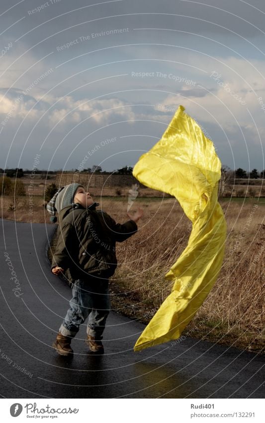 spielgefährte Kind flattern Wind Luft gelb kalt klein blasen Sog Spielen springen hüpfen Freude Tuch fliegen wehen gold bewundern staunen werfen Tanzen