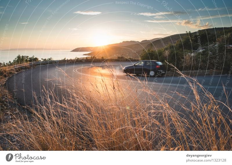 Mediterrane Straße am Sonnenuntergang Ferien & Urlaub & Reisen Berge u. Gebirge Umwelt Natur Landschaft Erde Himmel Herbst Baum Gras Wald Felsen Schlucht Dorf