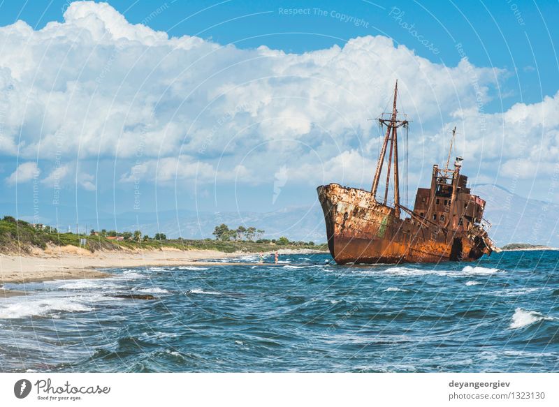 Altes rustikales großes Schiff Strand Meer Segeln Ruhestand Küste Verkehr Wasserfahrzeug Metall Rost alt historisch Tod Zerstörung Schiffbruch Rust Verlassen