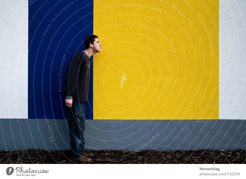 BlauGelb.Durchbruch ! gelb vertikal horizontal Horizont Wand Barriere Mann stehen rechts links Kommunizieren blau Linie warten Macht Farbe