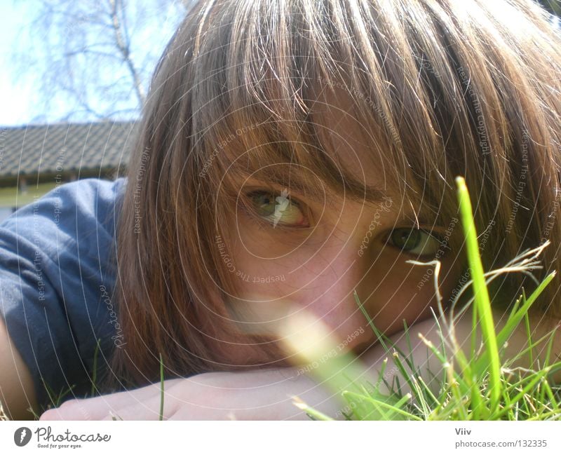 reckless of danger Frau Gras Gedanke Physik Denken leer Jugendliche Gesicht Rasen Blick Wärme ausdruckslos Graffiti liegen Momentaufnahme Außenaufnahme