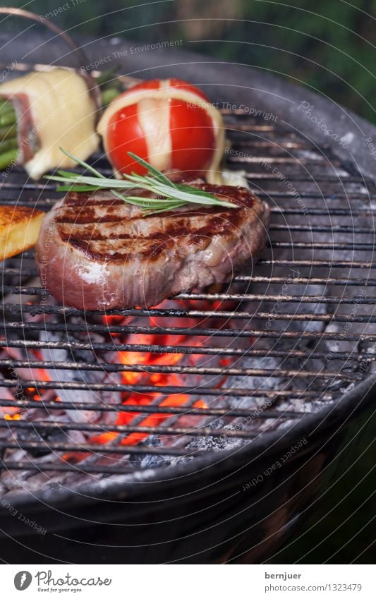 Mjamm Lebensmittel Fleisch Gemüse Abendessen Bioprodukte gut Völlerei gefräßig Grill Grillrost Glut Feuer Steak Rosmarin Tomate Bohnen Grilltomate Kohle