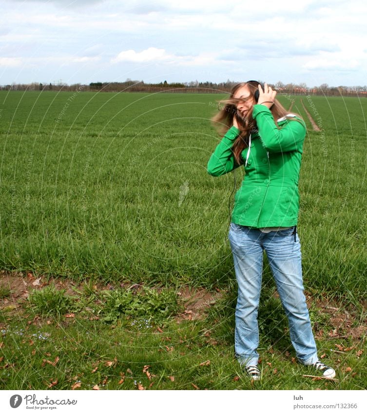 music 2 Feld Wiese Hintergrundbild grün Gras Dorf Kuhdorf Horizont Kopfhörer Musik schütteln Ton Lied Tanzen verrückt Jugendliche Leben Konzert Rasen kuhkaff