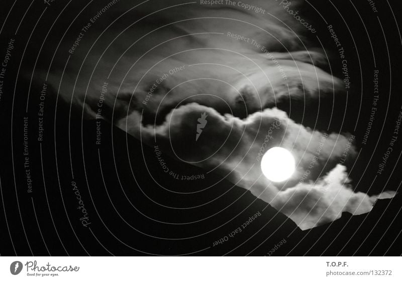 Durchleuchtet Nacht dunkel Wolken brechen Mondschein Vollmond Schwarzweißfoto Berge u. Gebirge ruhig Lampe hell Silouette Lichterscheinung Abend spukhaft