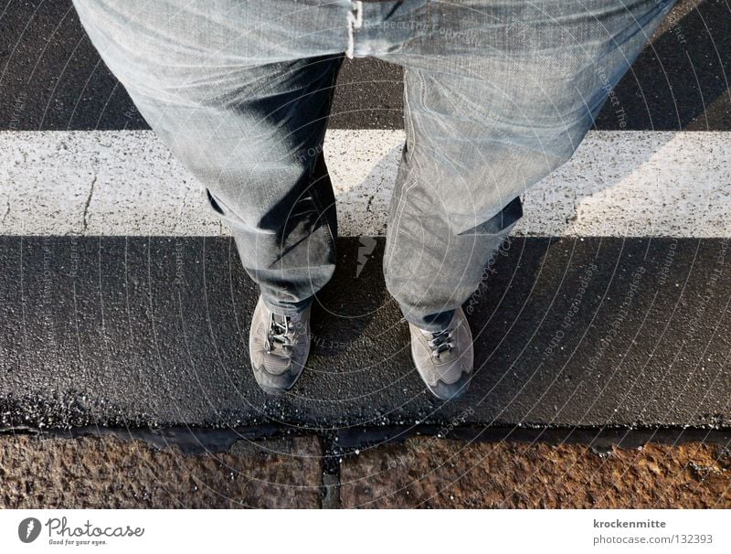 Grenzübertritt weiß Asphalt Hose Schuhe Überschreitung Faltenwurf Zone Grenze Sperrzone Bahnhof Linie Beine Jeanshose warten Beinkleid Gefahrenzone Signallinie