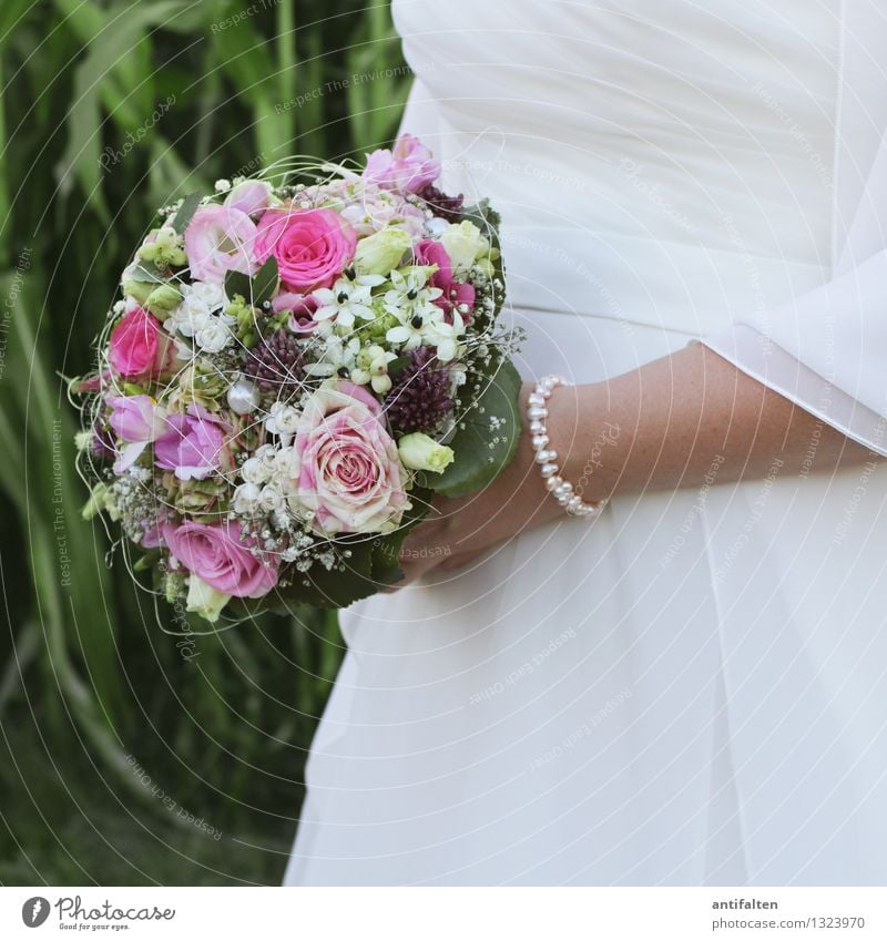 Brautstrauß im Quadrat schön Haut Feste & Feiern Hochzeit Mensch feminin Frau Erwachsene Körper Frauenbrust Arme Hand Finger 1 30-45 Jahre Sommer Blume Rose