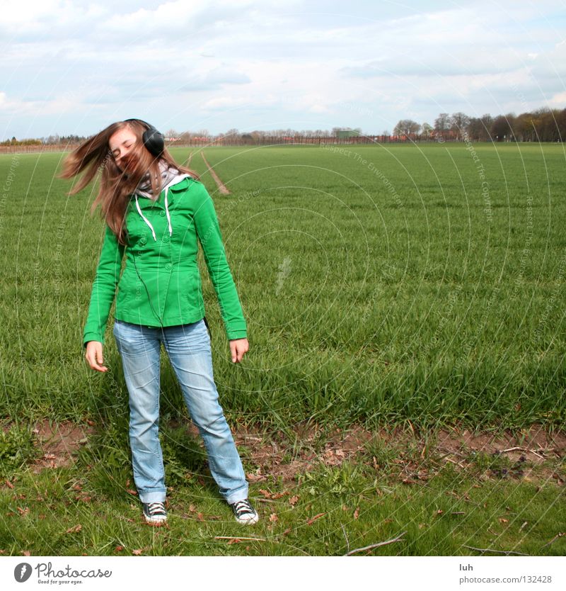 get over it Feld Wiese Hintergrundbild grün Gras Dorf Kuhdorf Horizont Kopfhörer Musik schütteln Ton Lied Tanzen verrückt Jugendliche Leben Konzert Rasen