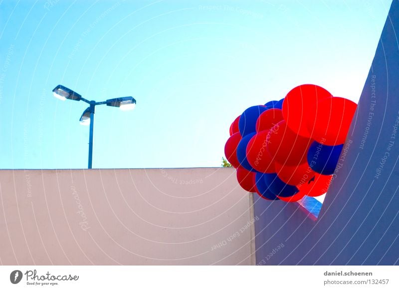 ich habe da noch eins Luftballon Party zyan rot hell-blau Gegenlicht Detailaufnahme Geburtstag Himmel Sonne Beleuchtung Wetter lampe. mauer usertreffen