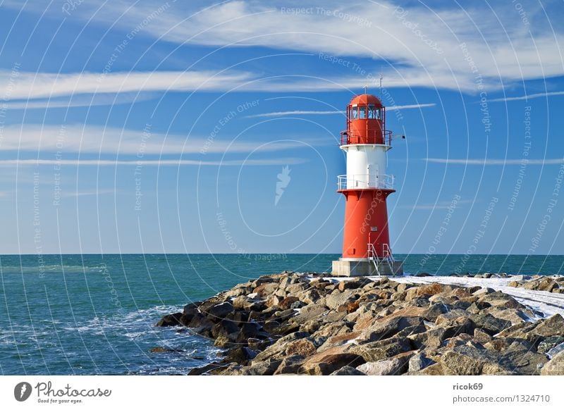 Ostmole Meer Winter Natur Landschaft Wasser Wolken Küste Ostsee Turm Leuchtturm Architektur Wahrzeichen Stein kalt blau rot weiß Farbe Ferien & Urlaub & Reisen