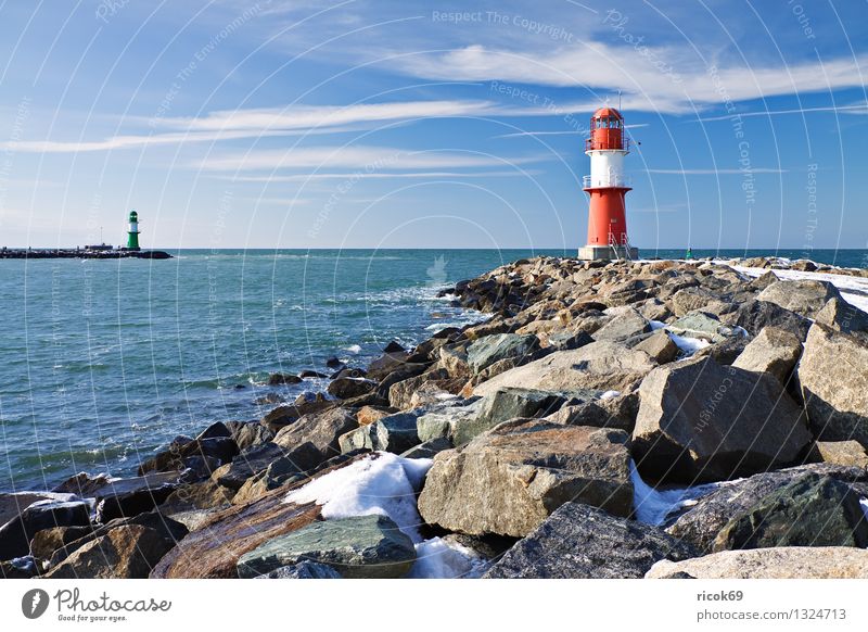 Mole im Winter Meer Natur Landschaft Wasser Wolken Küste Ostsee Turm Leuchtturm Architektur Wahrzeichen Stein kalt blau rot weiß Ferien & Urlaub & Reisen