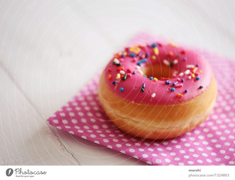 pinke Streuselbombe Lebensmittel Dessert Süßwaren Schokolade Ernährung Essen Gefühle Stimmung rosa Krapfen Unschärfe Foodfotografie lecker geschmackvoll