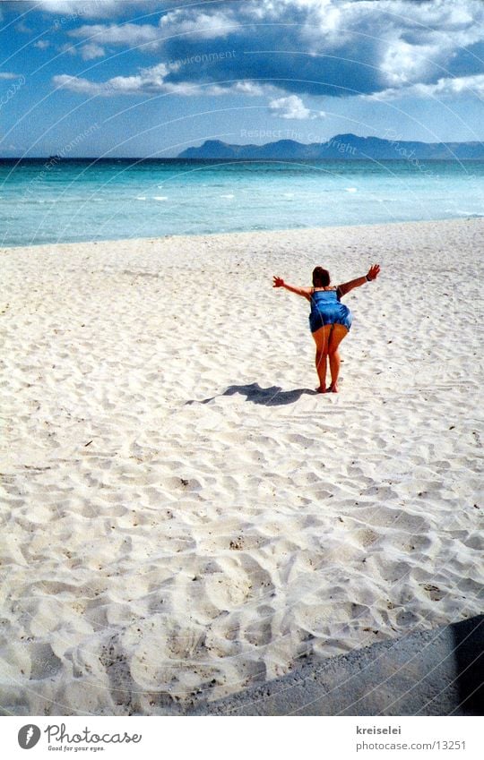 Flieg! Wolken Meer Mädchen Frau Strand Sandstrand Himmel Wasser blau fliegen Flugversuche