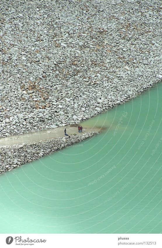 unterbrochen Pfütze Regenwasser Teer Kieselsteine winzig klein Furche Gewässer Elektrizität Stausee leer unbeständig Pause Müdigkeit türkis grün Quelle