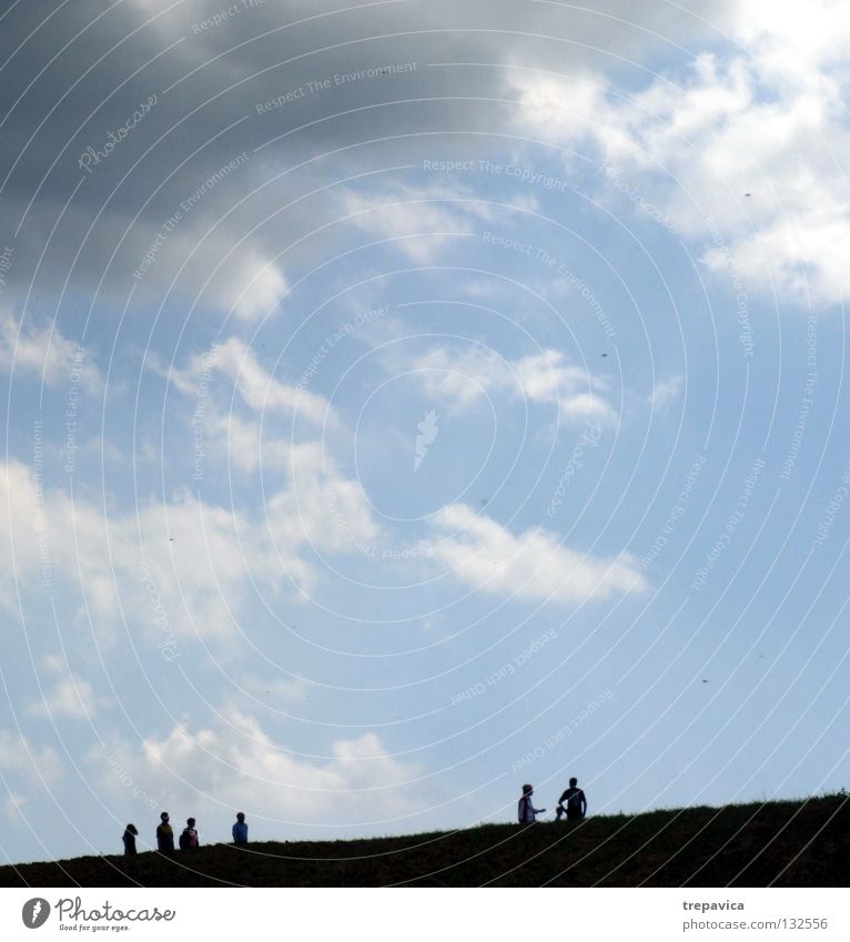 silhouetten Mensch Spaziergang schwarz Wolken 6 Horizont Himmel schlechtes Wetter himmlisch Unendlichkeit Leben gehen grau Sommer blau Natur Silhouette laufen