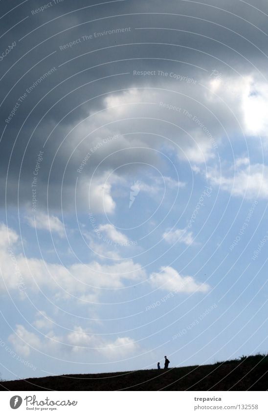 silhouetten I Mensch Spaziergang schwarz Wolken 2 Horizont Himmel schlechtes Wetter himmlisch Unendlichkeit Leben gehen grau Sommer blau Natur Silhouette laufen