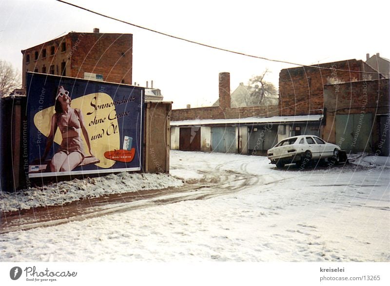 Sonnenwerbung im Schnee Winter Plakat Haus kalt Medien Werbung Straße