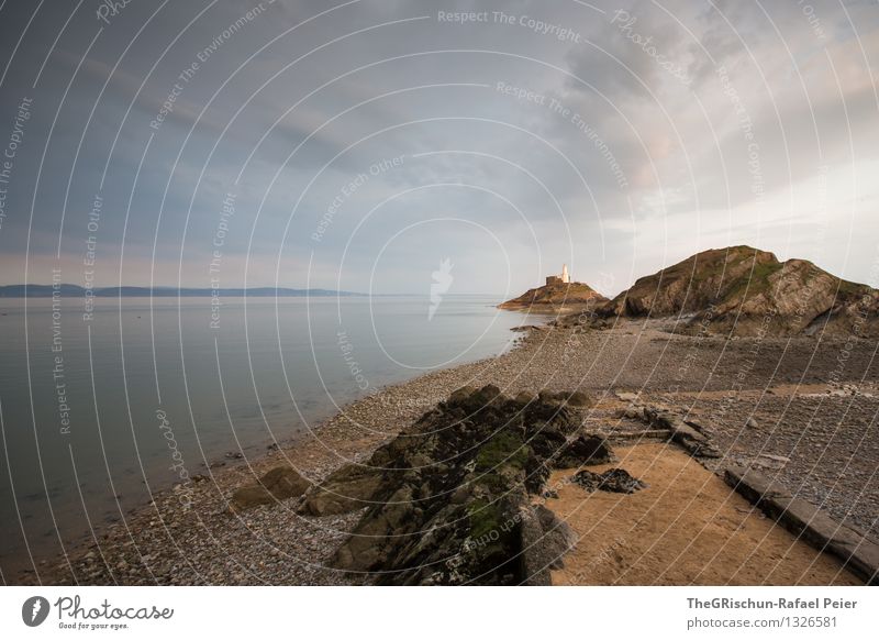 Strand Umwelt Natur Landschaft blau braun grau schwarz silber weiß England Reisefotografie Ferien & Urlaub & Reisen Leuchtturm Felsen Meer Stimmung Wolken