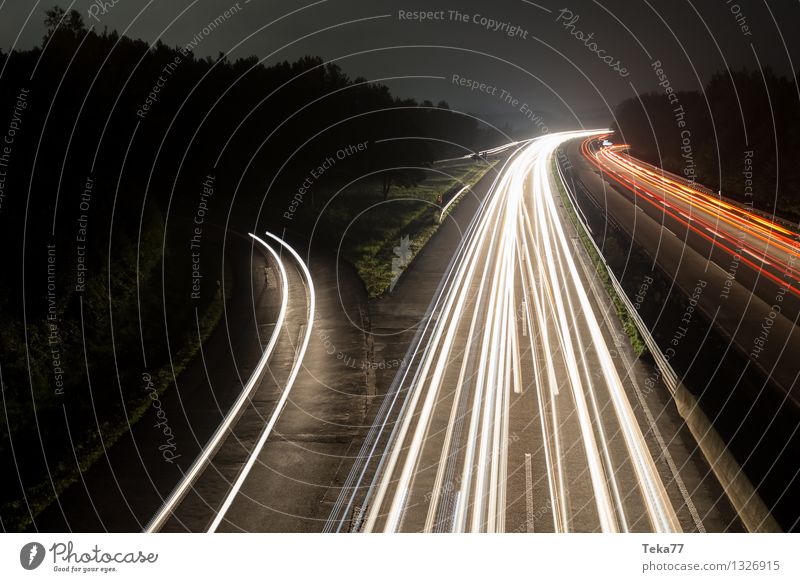 Autobahn I Verkehr Verkehrsmittel Verkehrswege Straße Fahrzeug PKW Lastwagen ästhetisch einzigartig elegant Außenaufnahme Nacht Langzeitbelichtung