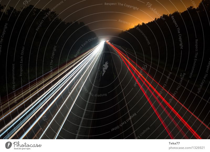 Autobahn III Verkehr Verkehrsmittel Verkehrswege Straßenverkehr Straßenkreuzung Bewegung Außenaufnahme Nacht Langzeitbelichtung