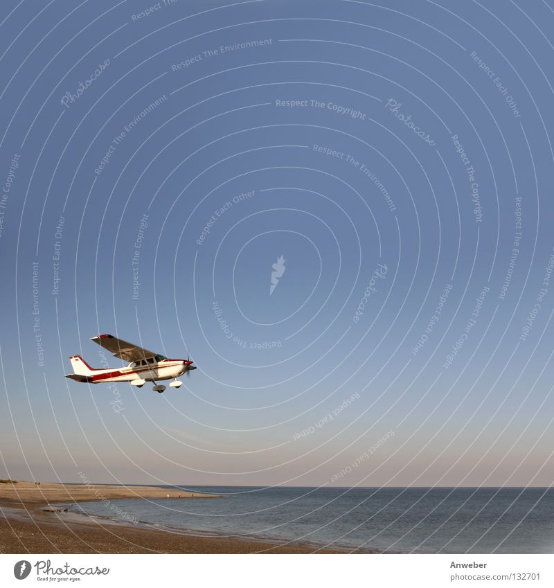 Startendes Flugzeug am Strand von Helgoland Düne Farbfoto mehrfarbig Außenaufnahme Luftaufnahme Tag Licht Sonnenlicht Froschperspektive Panorama (Aussicht)