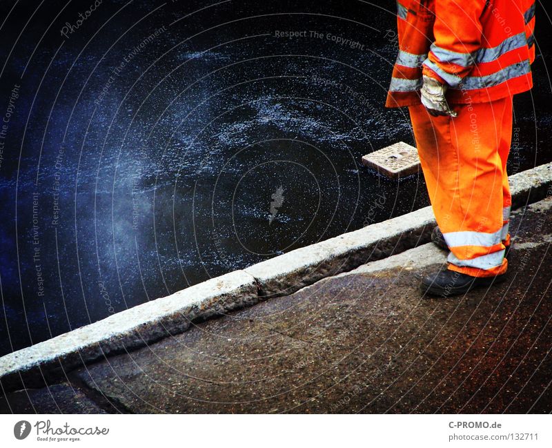 Da dampft der Asphalt Straßenbau Bauarbeiter Straßenbelag schwarz heiß zähflüssig Handwerk Öffentlicher Dienst Verkehrswege orange Wasserdampf