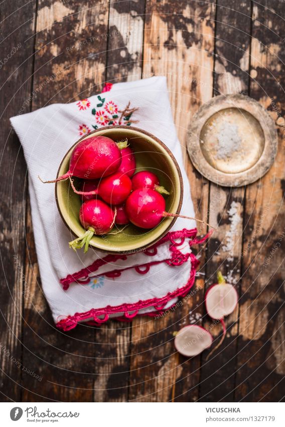 Frische Radieschen Bund auf rustikalem Holztisch Lebensmittel Gemüse Ernährung Mittagessen Bioprodukte Vegetarische Ernährung Diät Geschirr Teller