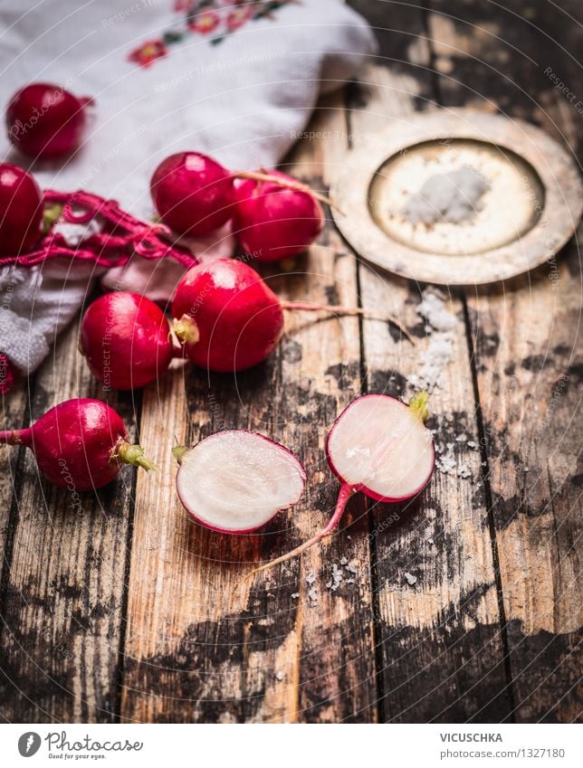 Frische knackige Radieschen mit Salz auf dem Küchentisch Lebensmittel Gemüse Ernährung Mittagessen Bioprodukte Diät Schalen & Schüsseln Stil Design