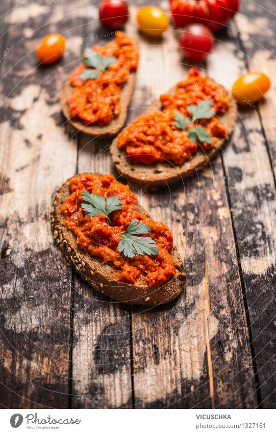 Brot mit vegetarischem Gemüse Aufstrich Lebensmittel Ernährung Mittagessen Büffet Brunch Bioprodukte Vegetarische Ernährung Diät Stil Design Gesunde Ernährung