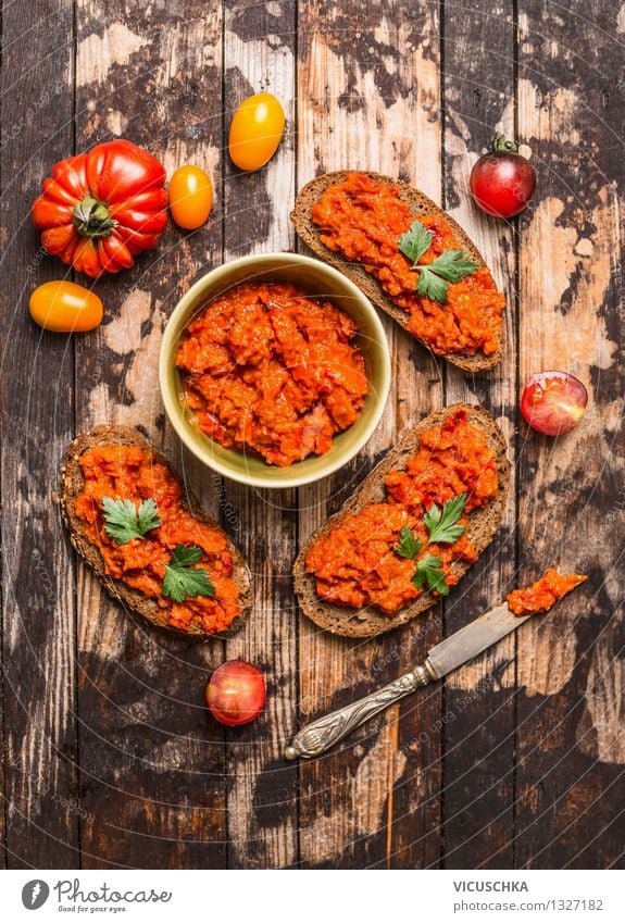 Vegetarische Schnittchen mit Tomaten Aufstrich Lebensmittel Gemüse Brot Ernährung Mittagessen Picknick Bioprodukte Vegetarische Ernährung Diät