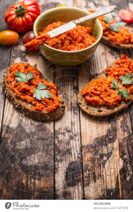 Schnittchen mit Tomaten Paprika Aufstrich. Lebensmittel Gemüse Brot Ernährung Mittagessen Bioprodukte Vegetarische Ernährung Diät Schalen & Schüsseln Messer