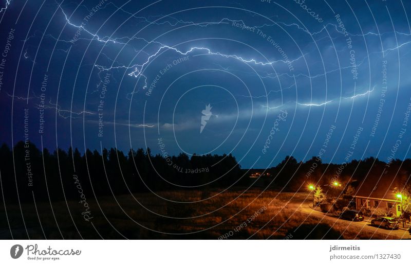 Gewitter Umwelt Natur Landschaft Himmel Gewitterwolken Nachthimmel Horizont Wetter schlechtes Wetter Unwetter Wind Sturm Regen Blitze Wiese Feld Dorf Kleinstadt