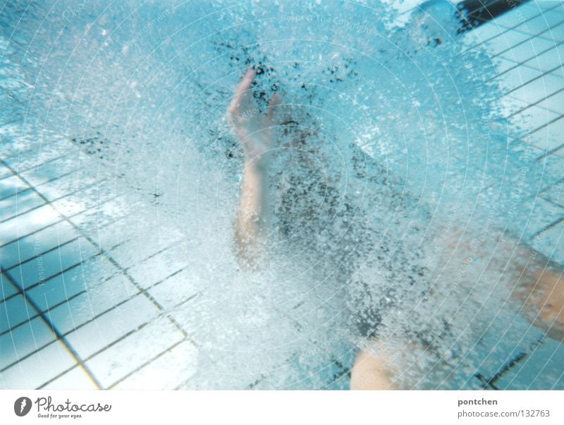 Unterwasseraufnahme im Schwimmbecken im Freibad. Mensch erzeugt Luftblasen durch Bewegungen im Wasser. Schwimmen Freude Erholung Spielen Sommer Frau Erwachsene