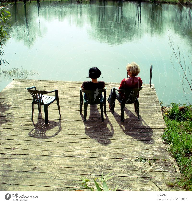 Gestern am See Erholung Kühlung Ferien & Urlaub & Reisen Bad Sitzgelegenheit Frau Stimmung Freundschaft sprechen Freude Sommer Summertime Wasser 3 Stühle