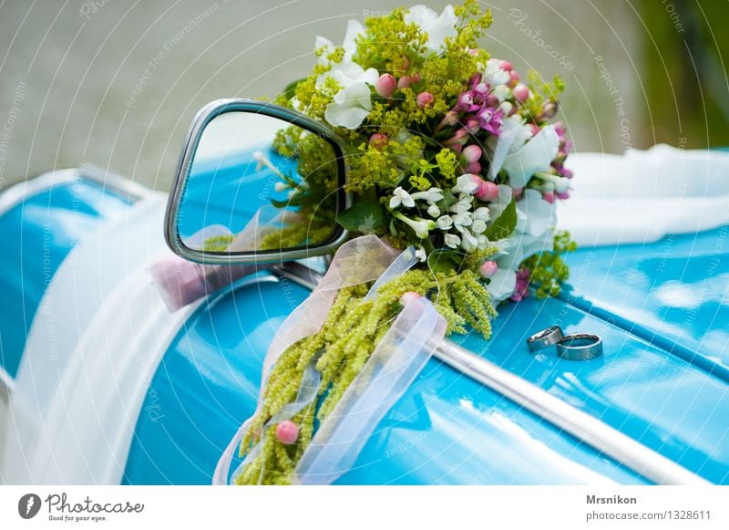 trauung Hochzeit Liebe Blumenstrauß Ehering Ring Trabbi Oldtimer Glück Farbfoto Außenaufnahme Detailaufnahme Makroaufnahme Menschenleer