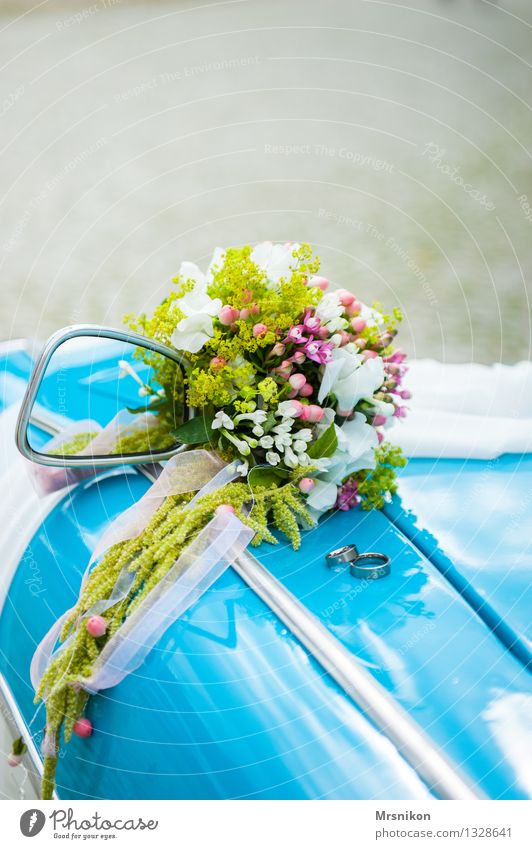 Ehe Hochzeit ästhetisch Heiratsantrag Blumenstrauß Ring Ehering Spiegel Trabbi Oldtimer Liebe Liebespaar Glück Glückwünsche Sommer Sonne Außenaufnahme