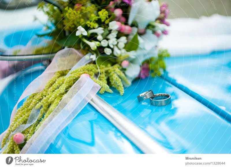 Hochzeit Pflanze Liebe Hochzeitszeremonie Blumenstrauß Ring Trabbi Oldtimer Ehering Schleier blau Glück Farbfoto Außenaufnahme Nahaufnahme Detailaufnahme