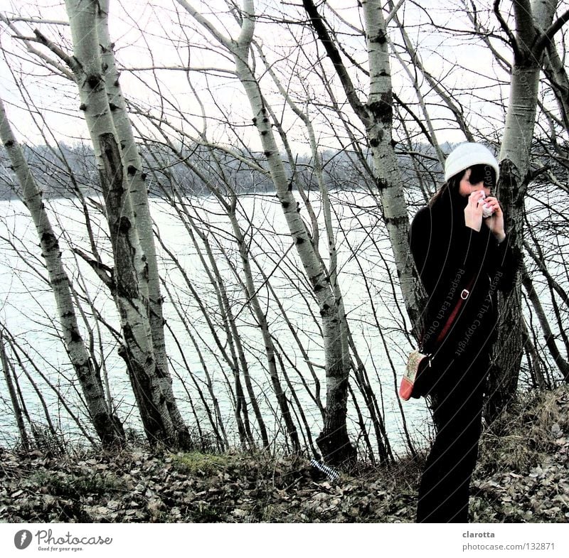 Bazillenausflug Freizeit & Hobby ruhig feminin Mütze See Meer Krankheit Virus Überraschung Blick Erkältung Taschentuch Schniefen Wald Blatt Baum Birke krumm