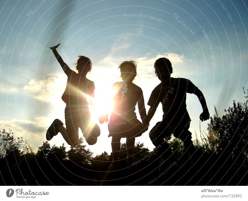 Frühjahrsfreude Freude Spielen Sonne Kind Mensch Freundschaft Himmel springen Gefühle Sonnenuntergang Gesichtsausdruck Frühlingsluft Abend