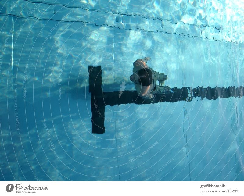 Schwimmbad Session, Bild 3 Kruzifix Hose Mann Himmel blau Wasser Rücken Jeanshose