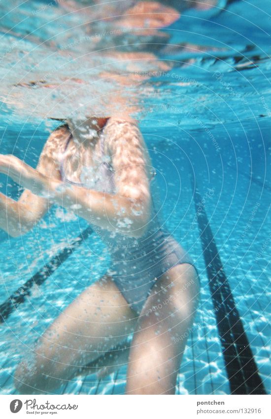 Unterwasseraufnahme. Körper  einer schlanken  jungen Frau Im Badeanzug  im Schwimmbecken Freude Erholung Sommer Energiewirtschaft feminin Erwachsene Hand Wasser