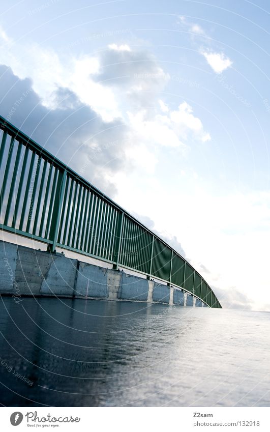 bridge grün glänzend nass Wolken Schwung Beton Brücke Geländer Straße Regen blau Natur Architektur