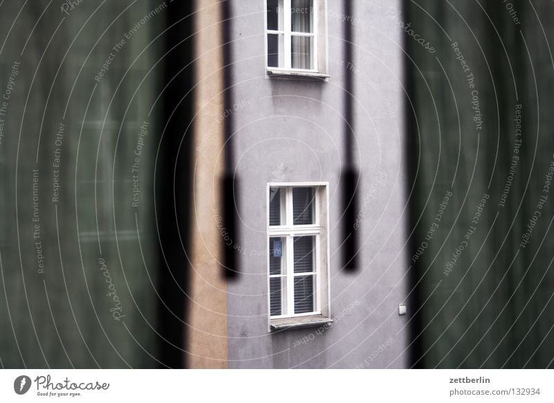 Schlechte Laune Fenster Hinterhof Gardine Vorhang Aussicht dunkel Bauernhof