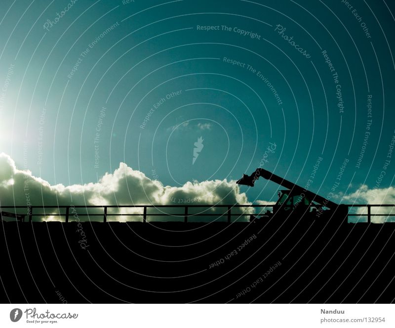 Wetterumschwung Wolken Bagger schlechtes Wetter Baustelle Gitter Wetterdienst Tiefdruckgebiet Sperrzone Autobahn Brücke Himmel Verkehr Hochdruckgebiet Wind