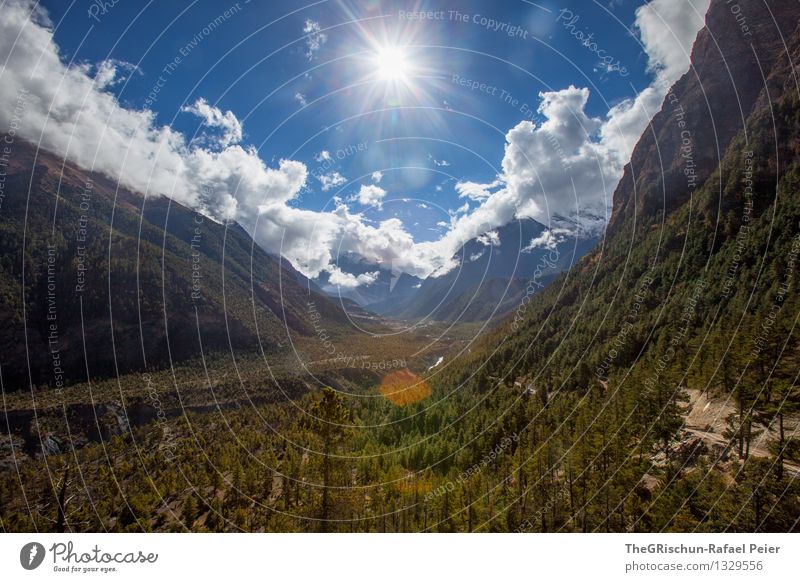 Traumlandschaft Umwelt Natur Landschaft blau braun grau grün schwarz weiß Berge u. Gebirge Wald Nadelwald Wolken Himmel Sonne Sonnenstrahlen Gegenlicht Ferne