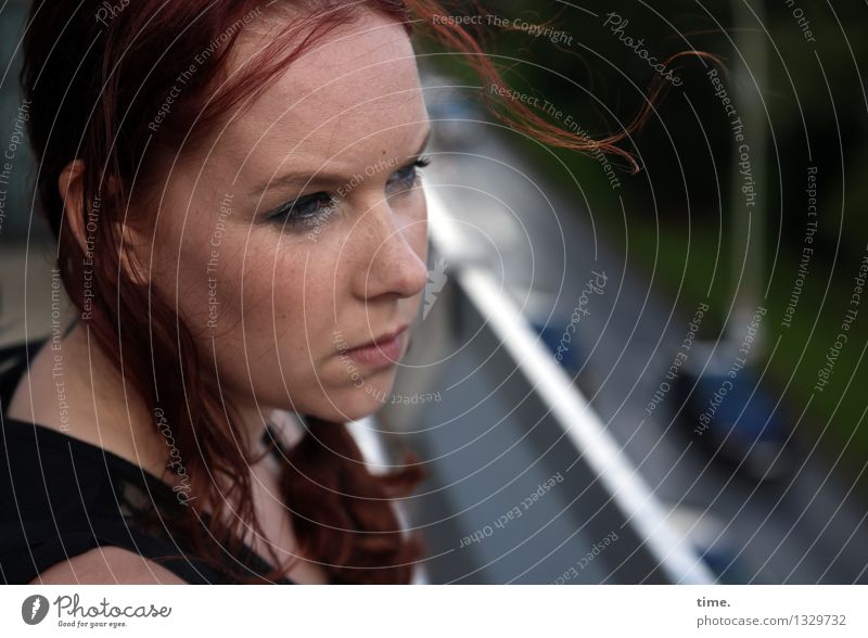 Nika feminin 1 Mensch Verkehrswege Straße T-Shirt rothaarig langhaarig beobachten Blick dunkel selbstbewußt Coolness Willensstärke Mut authentisch Fernweh