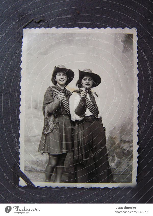 Meine Oma fährt im Hühnerstall Motorrad... Cowboy alt Frau Schwester Geschwister Fotoalbum Erinnerung Freude Karneval Großtante verkleiden Maske Cowgirl Paar