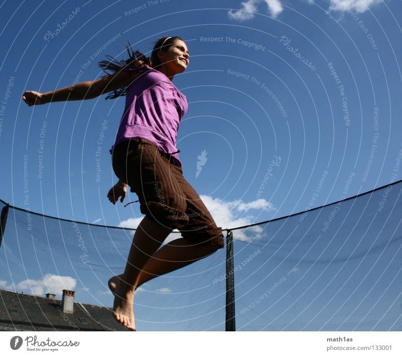 Einfach Fliegen Porträt springen braun Frau brünett violett Trampolin Funsport Haare & Frisuren Wind Himmel blau Hair fliegen tramp