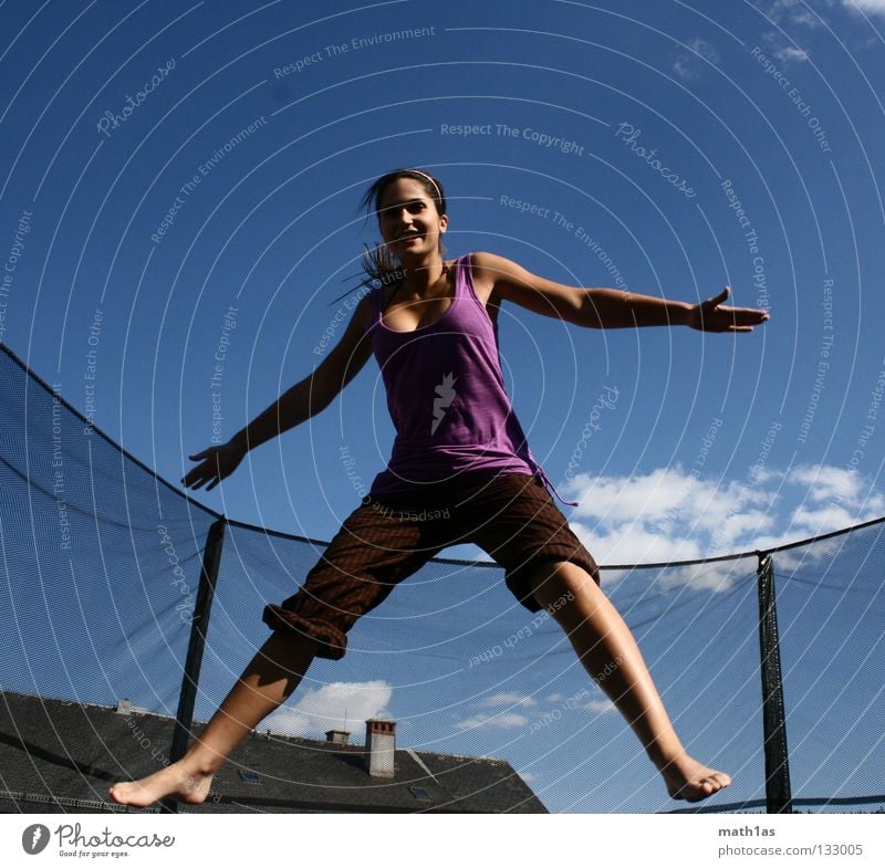 Verkrampfte Hampelfrau Porträt springen braun Frau brünett violett Trampolin Freude Haare & Frisuren Wind Himmel blau Hair fliegen tramp vöglein hanna bird