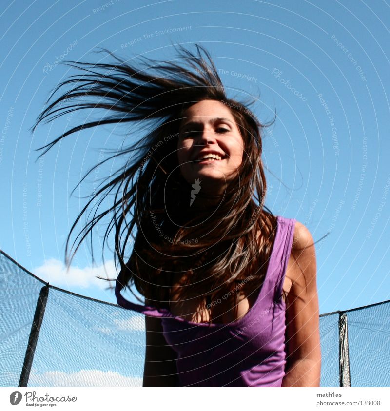 Wuhuu Porträt springen braun Frau brünett violett Trampolin Freude Haare & Frisuren Wind Gesicht Himmel blau Hair fliegen tramp vöglein hanna bird birds flying